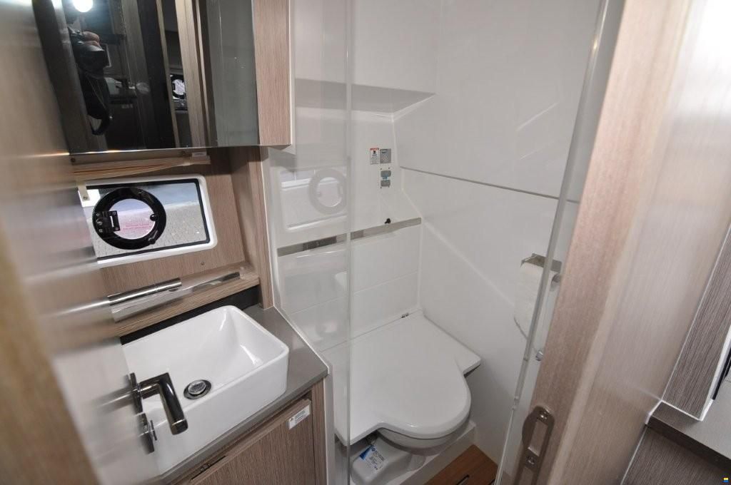 Sealine C 335