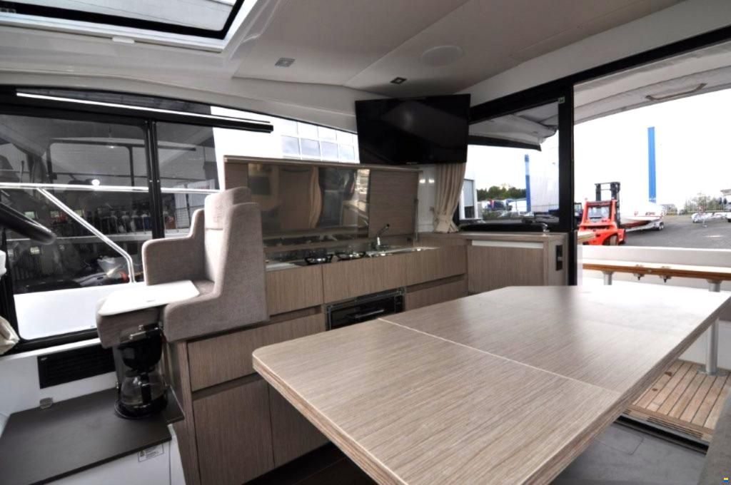 Sealine C 335