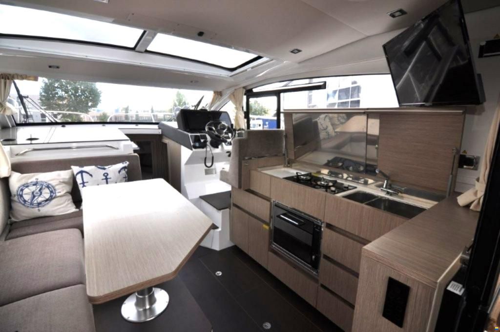 Sealine C 335