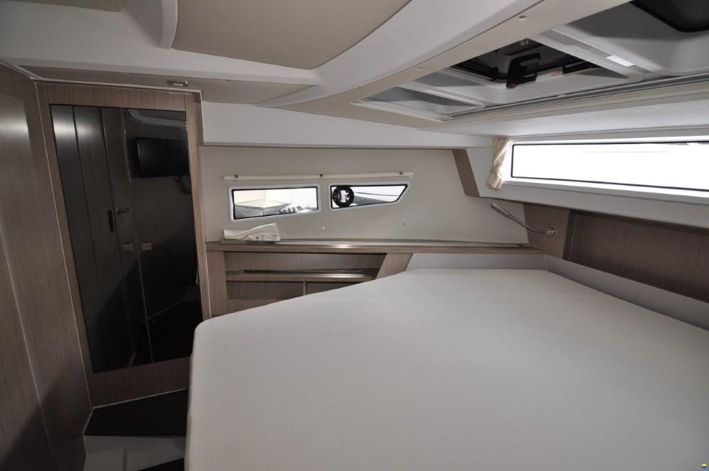 Sealine C 335