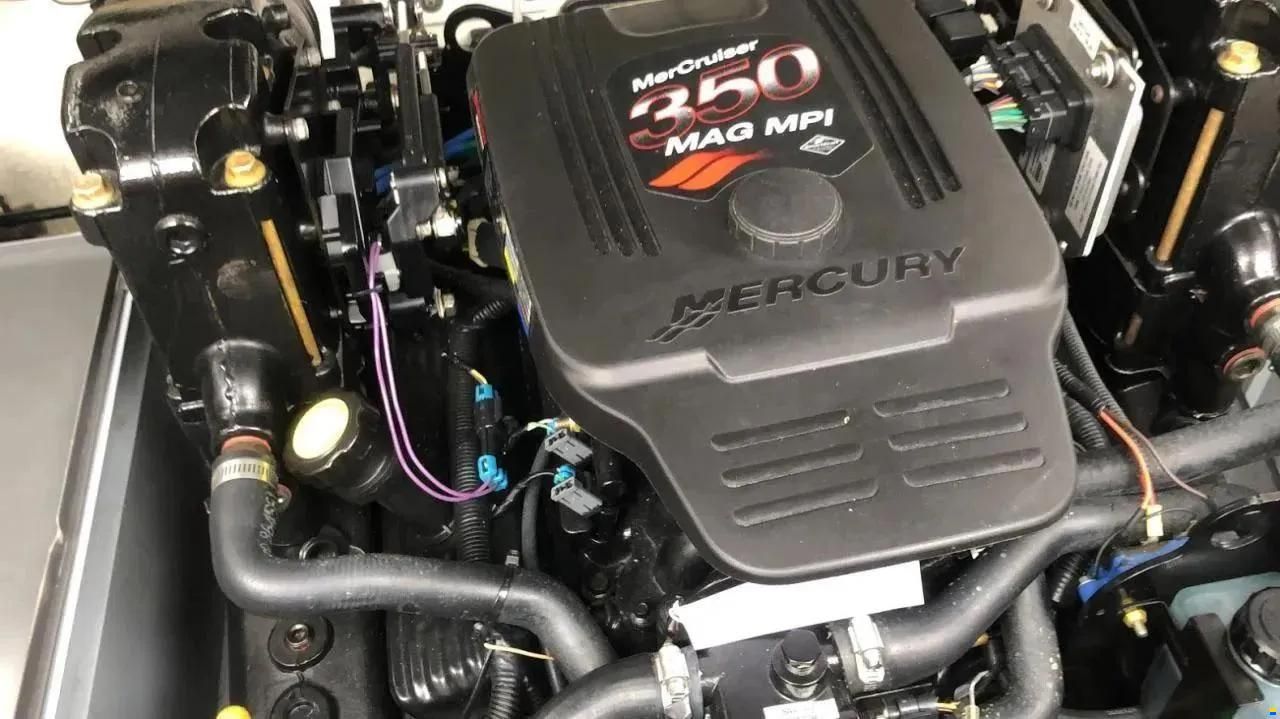 Crownline 26 Day Cruiser