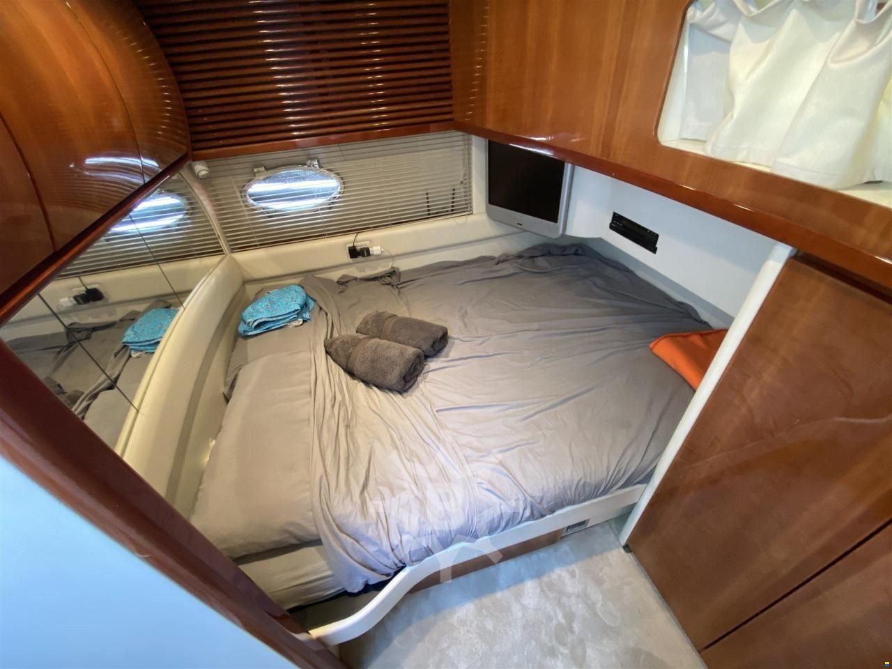 Pershing 54'