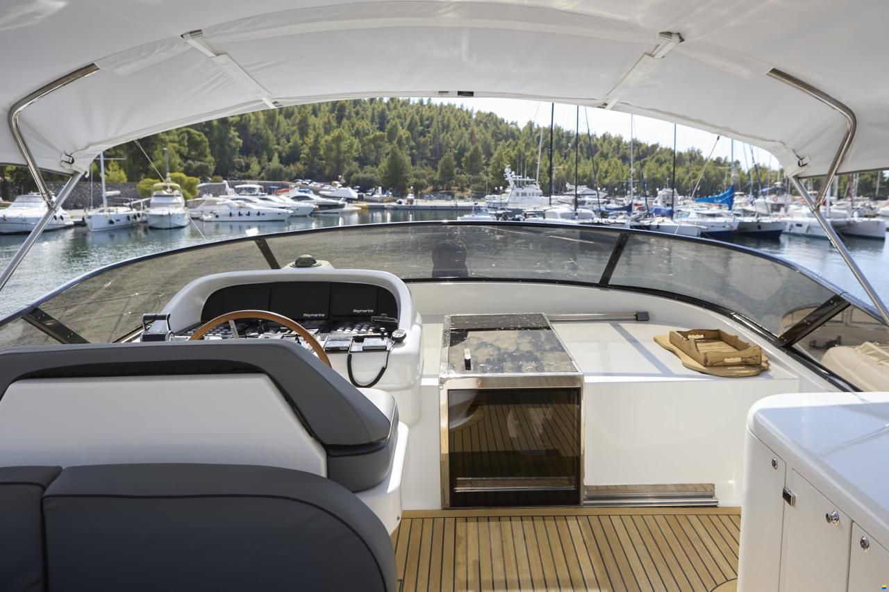 Ferretti 680