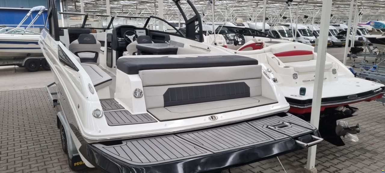 Rinker Q7 BR