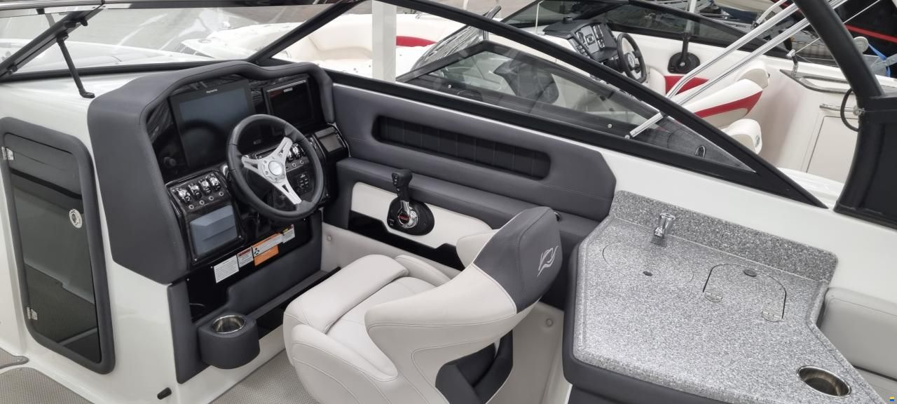 Rinker Q7 BR