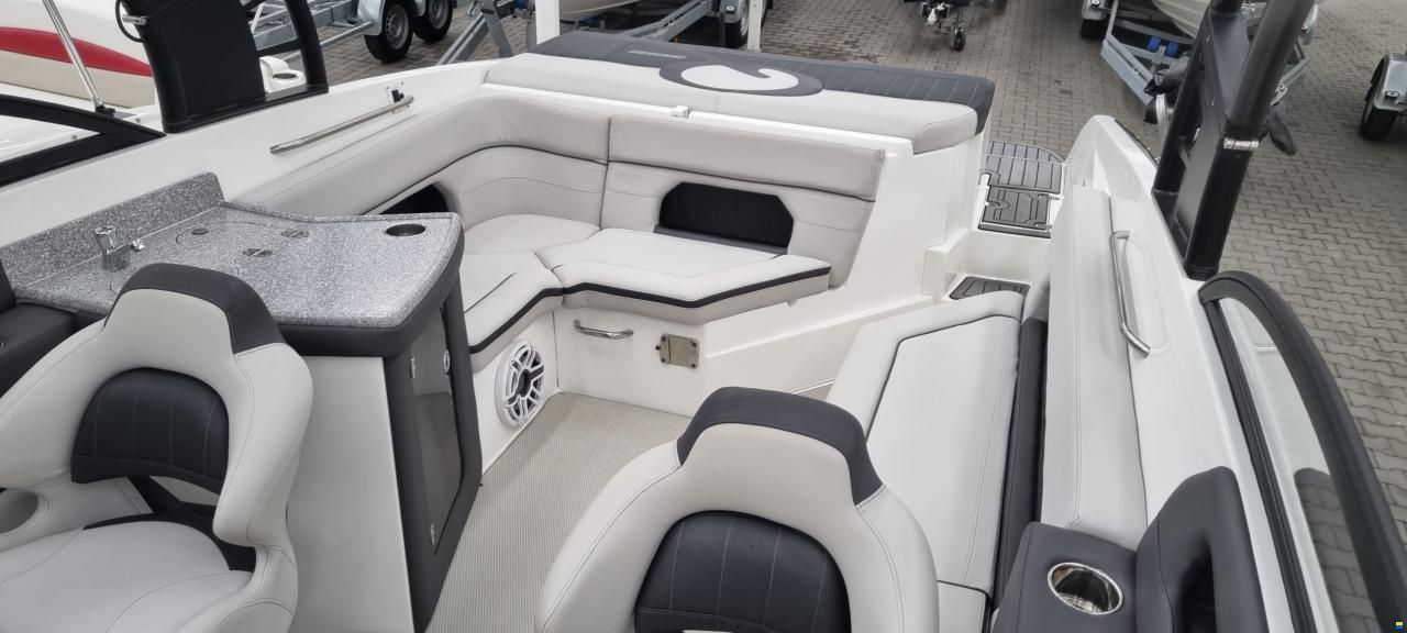 Rinker Q7 BR