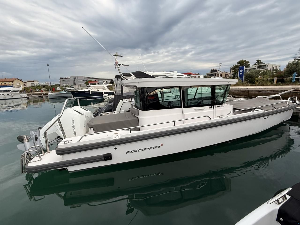 Axopar 28 Cabin