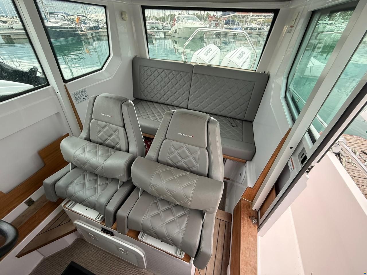 Axopar 28 Cabin