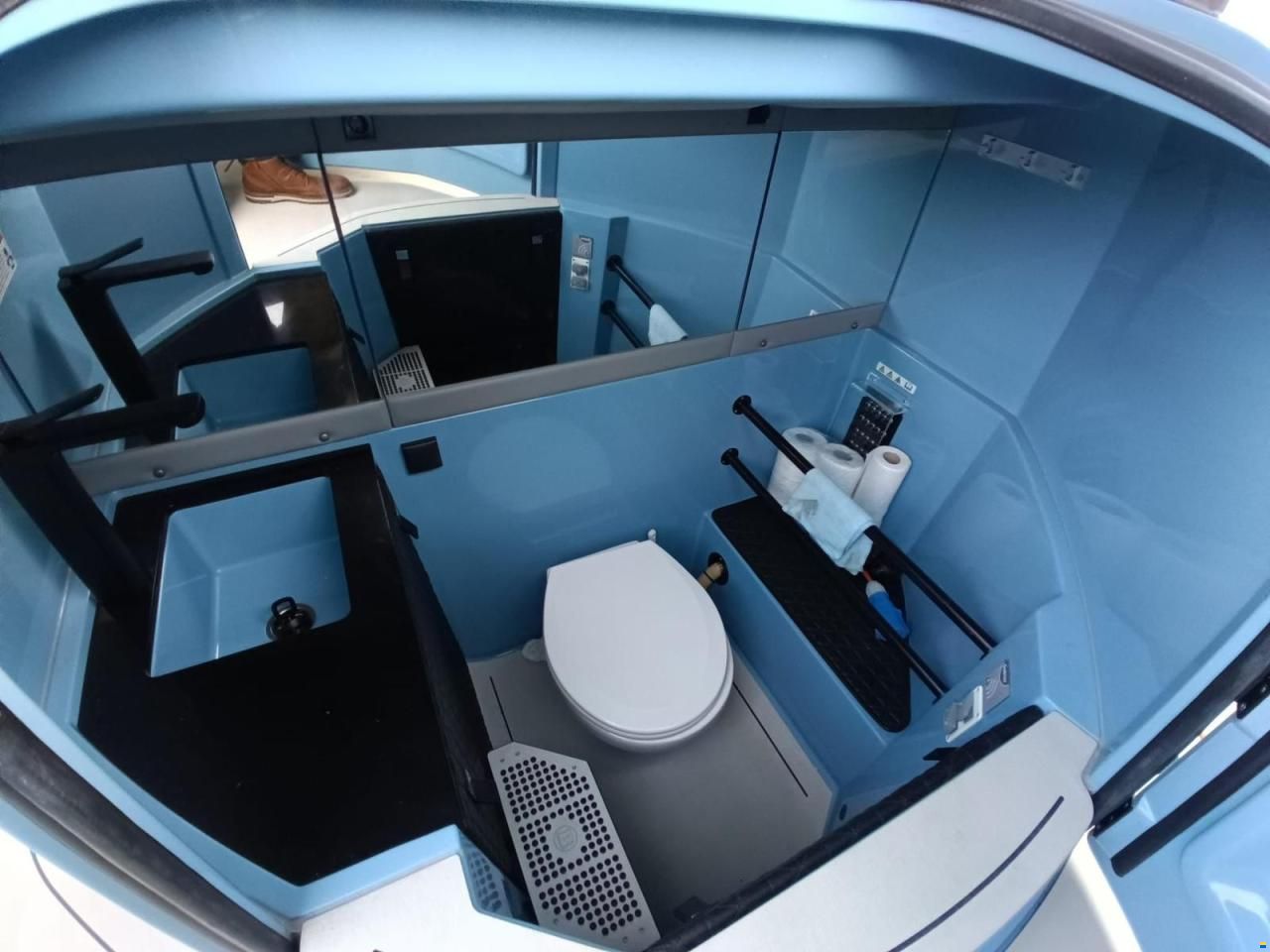 Axopar BRABUS Shadow 500 Cabin