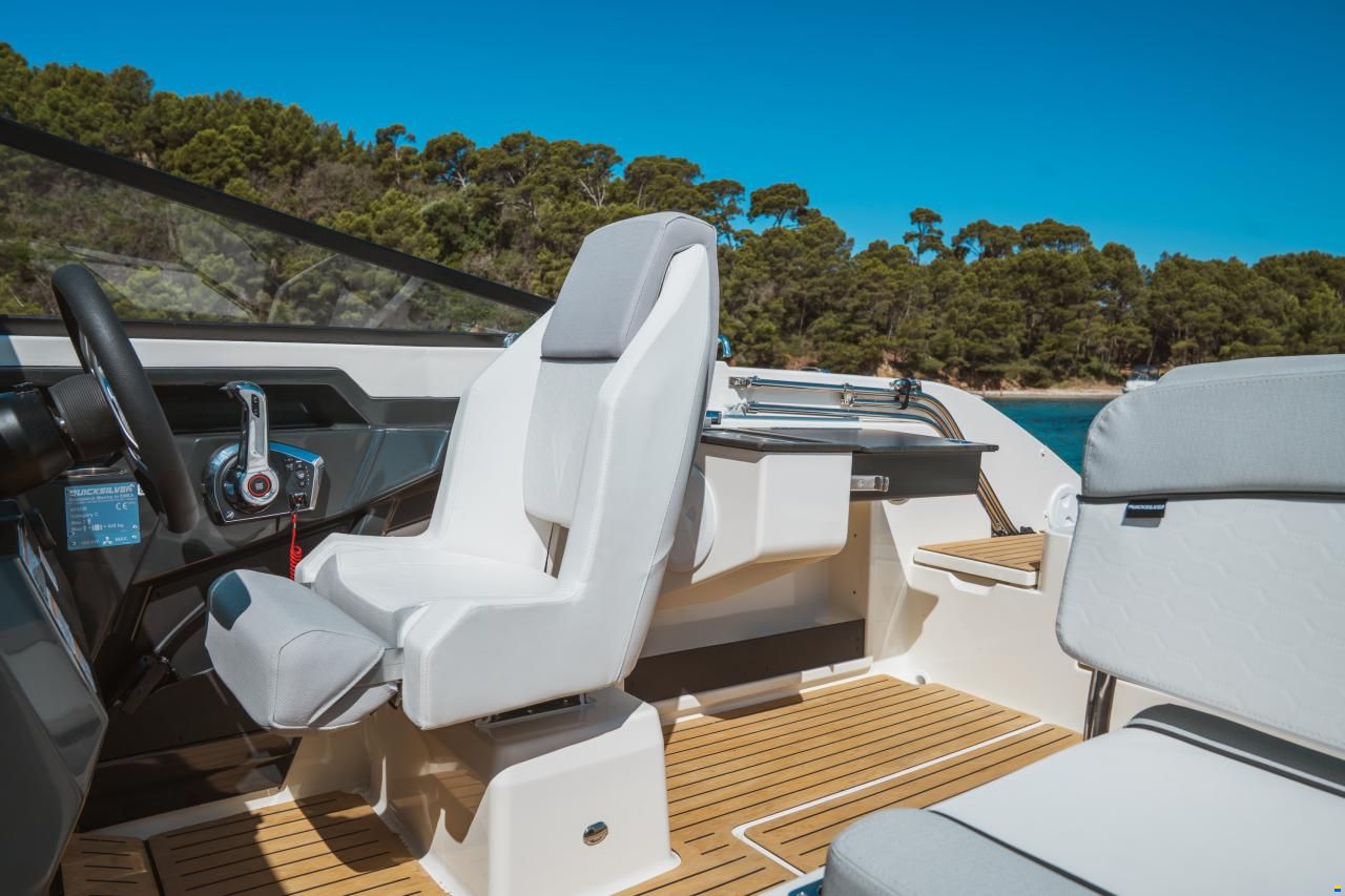 Quicksilver 675 Cruiser Deluxe Edition + F200Xl V6