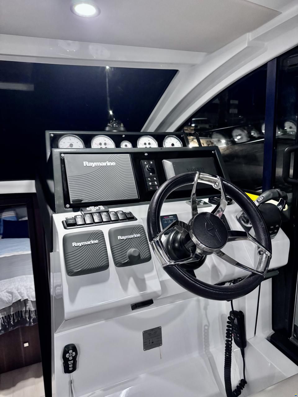 Sealine C330