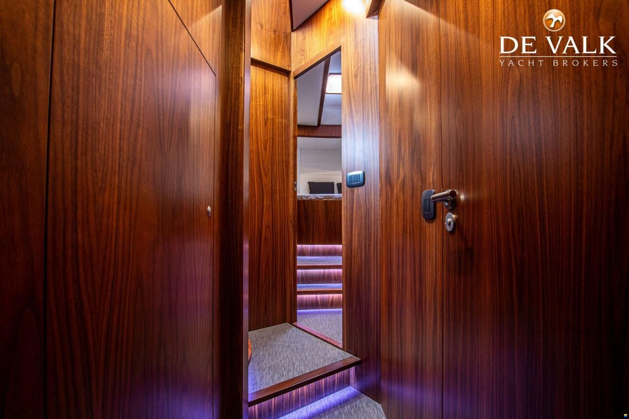 Holterman & De Vries 53 Commander