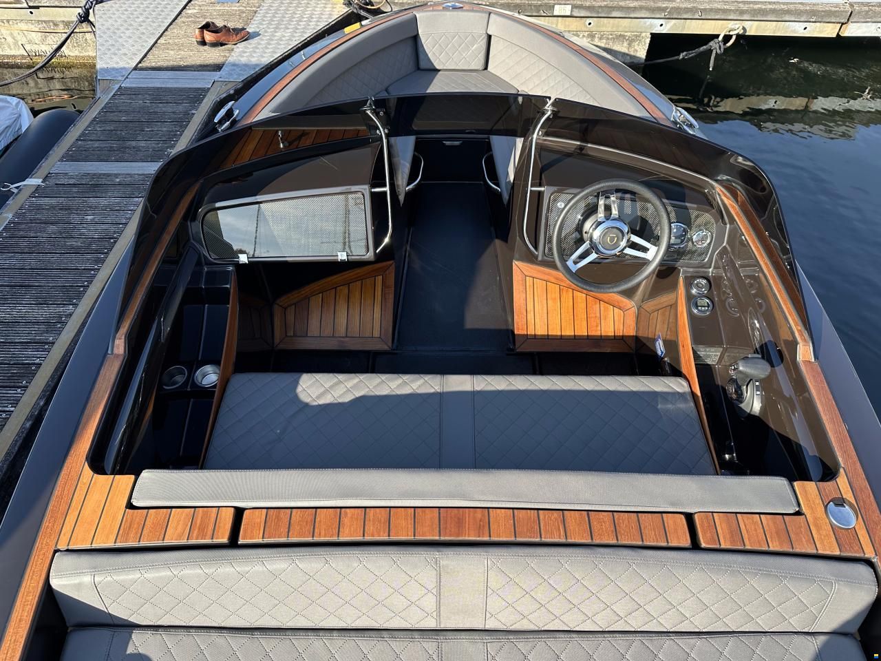 VTS Boats Flying Shark 5.7 Bowrider Capri