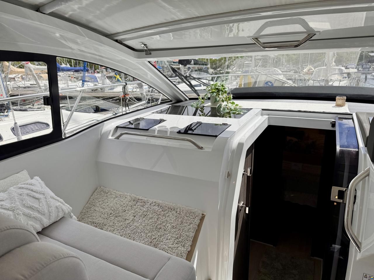 Sealine S335