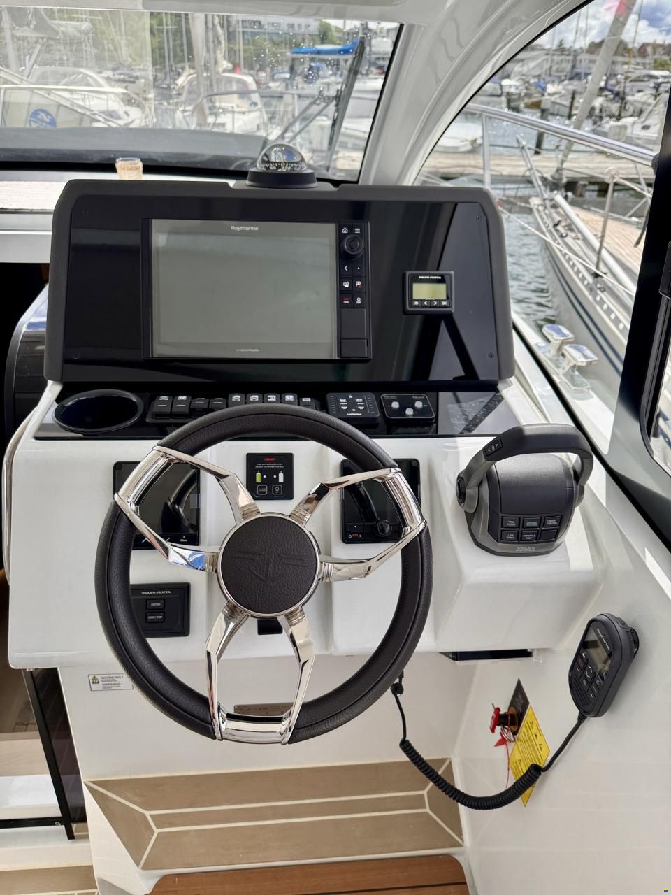 Sealine S335
