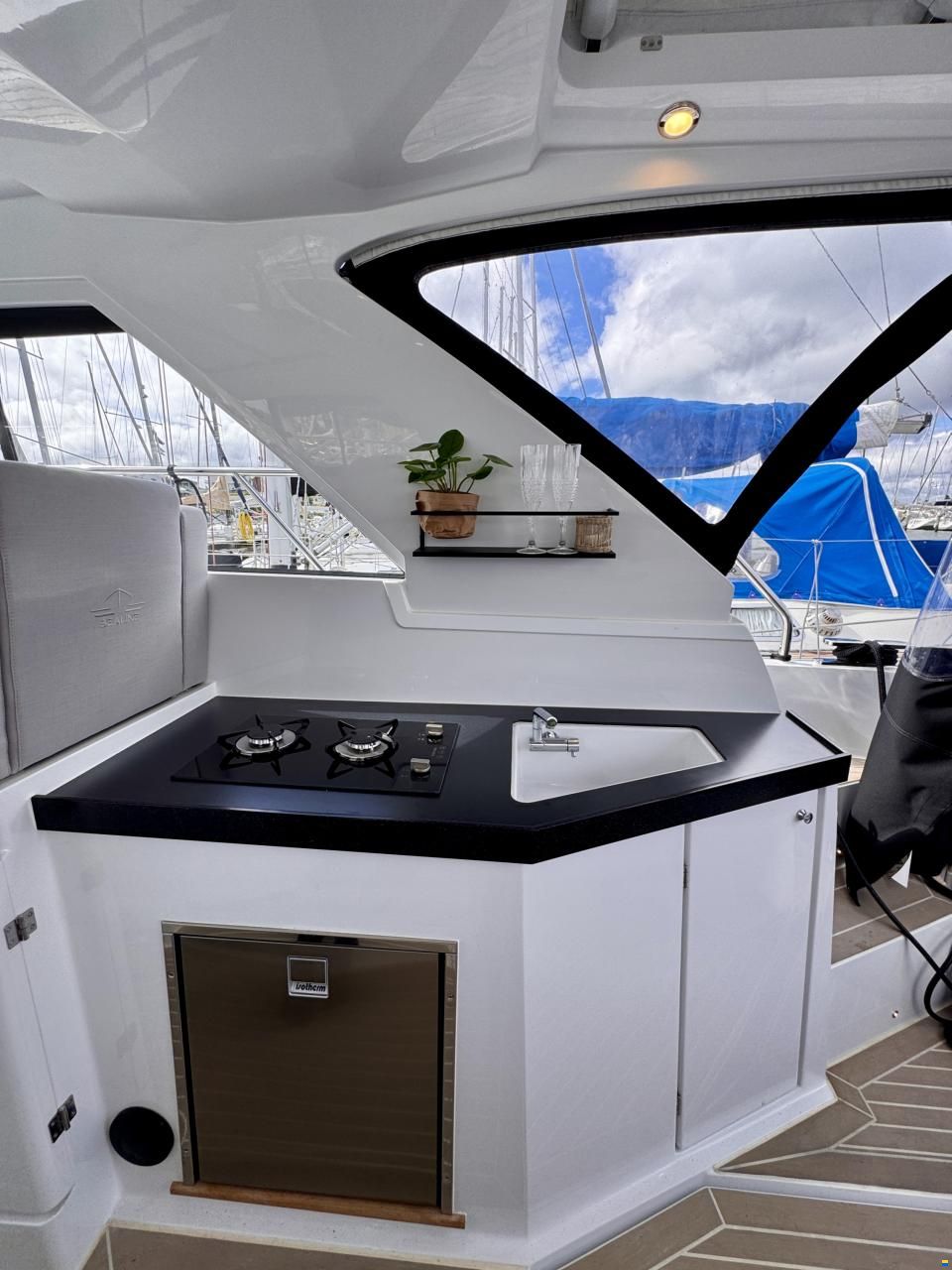 Sealine S335