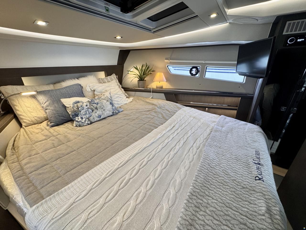 Sealine S335