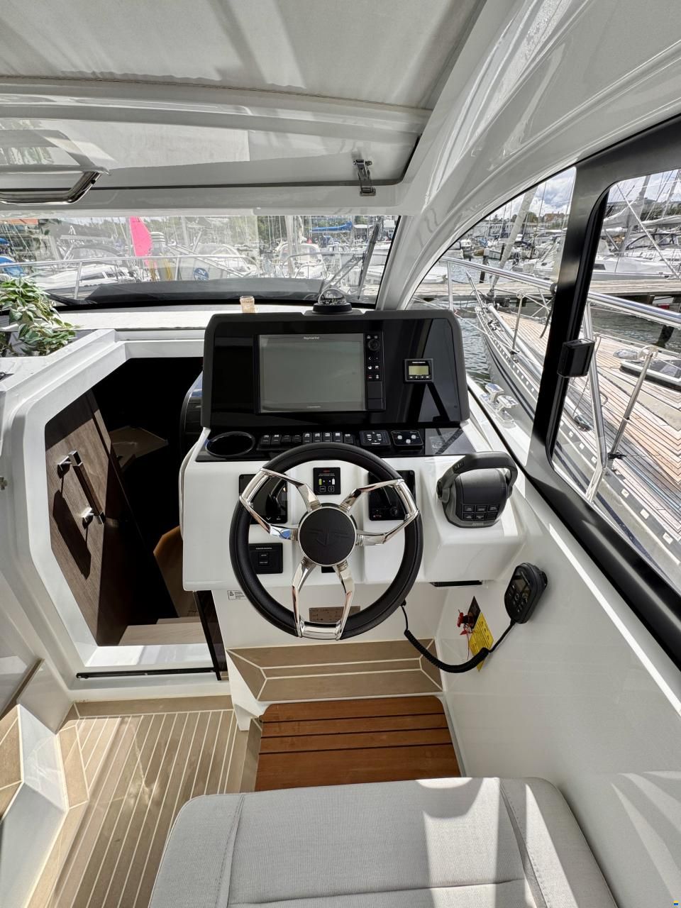 Sealine S335