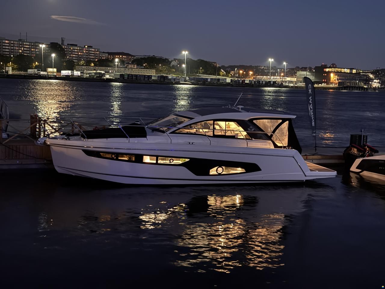 Sealine S335