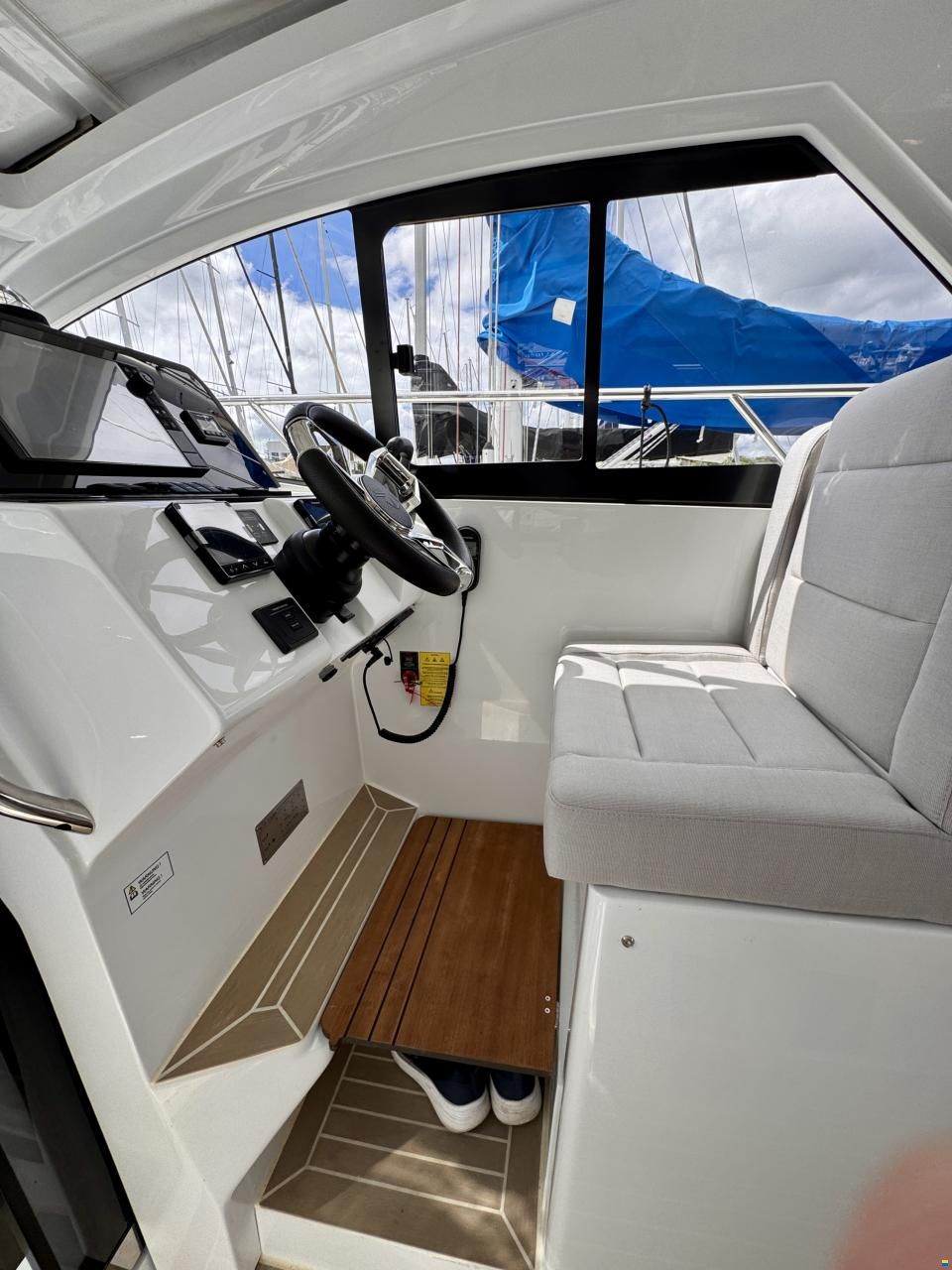 Sealine S335