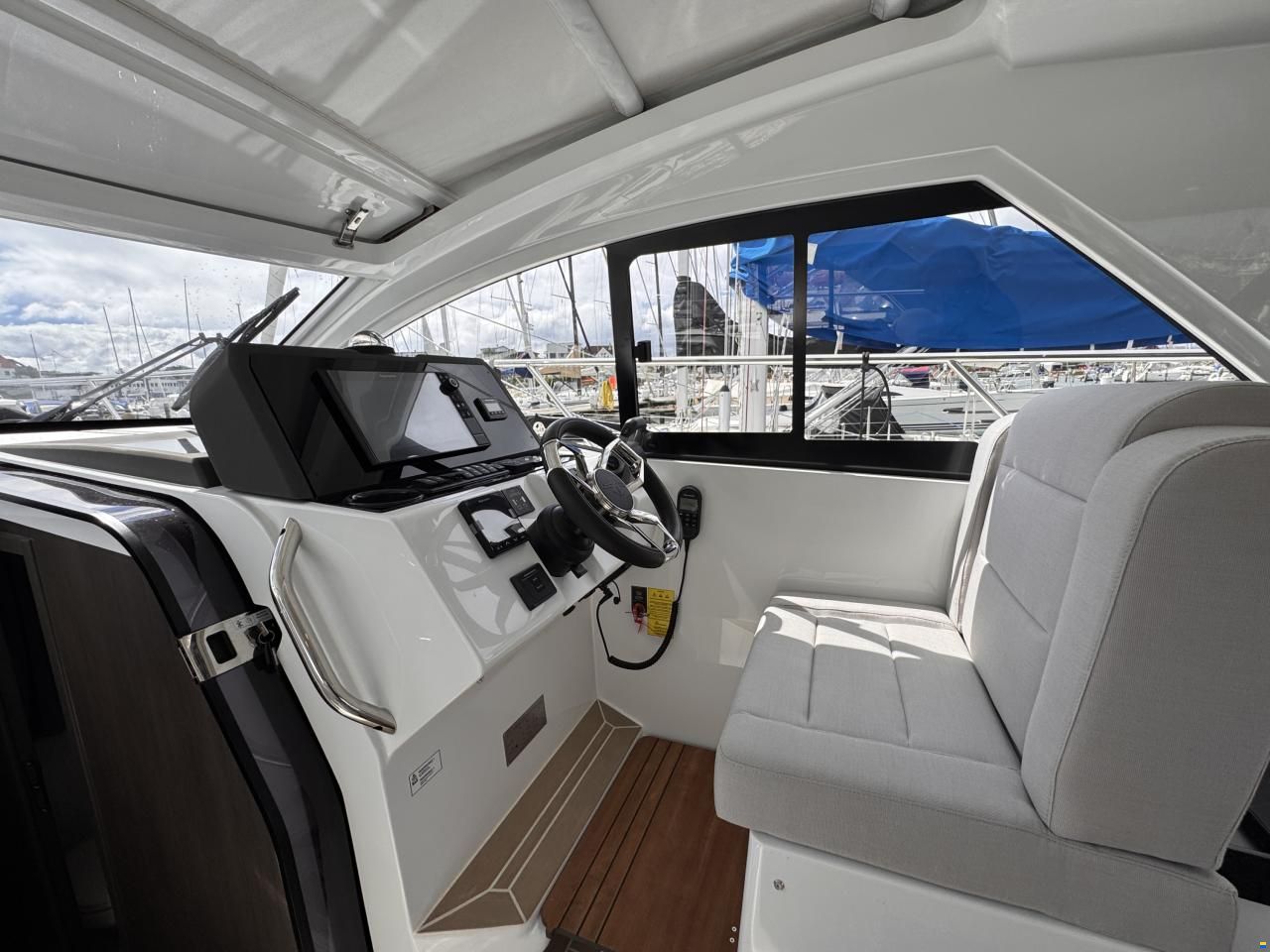 Sealine S335