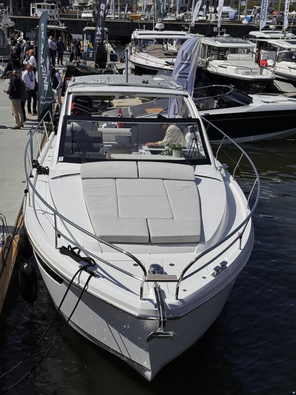 Sealine S335