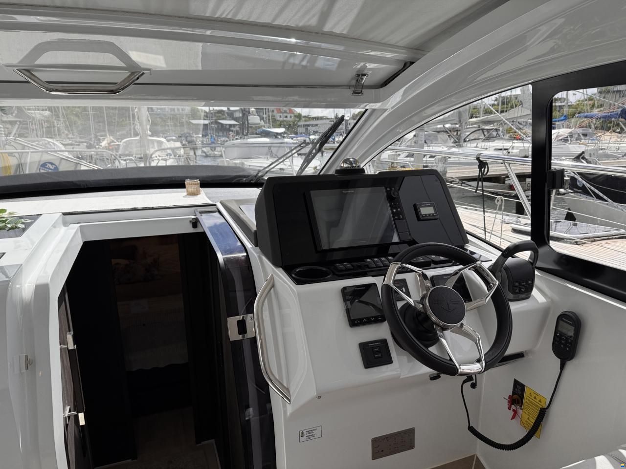 Sealine S335