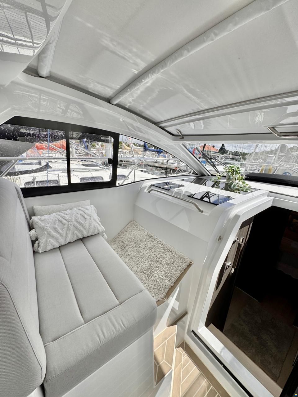 Sealine S335
