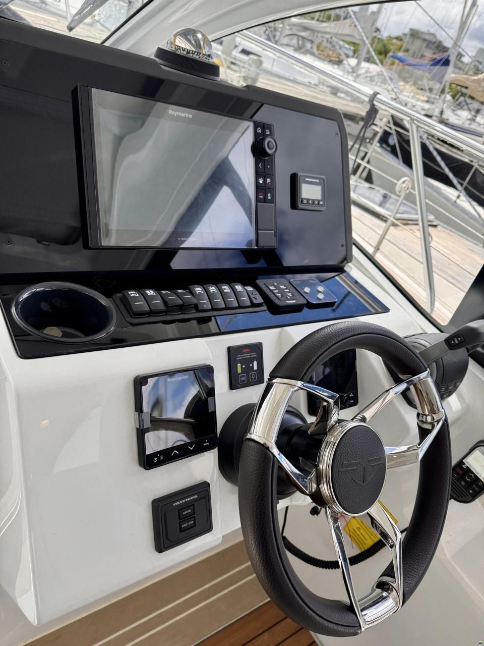 Sealine S335