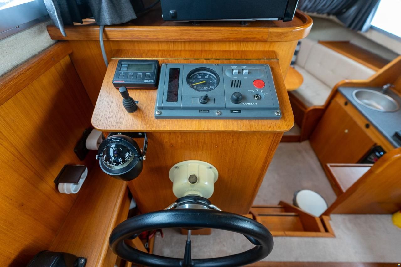 Marco Yachts 990