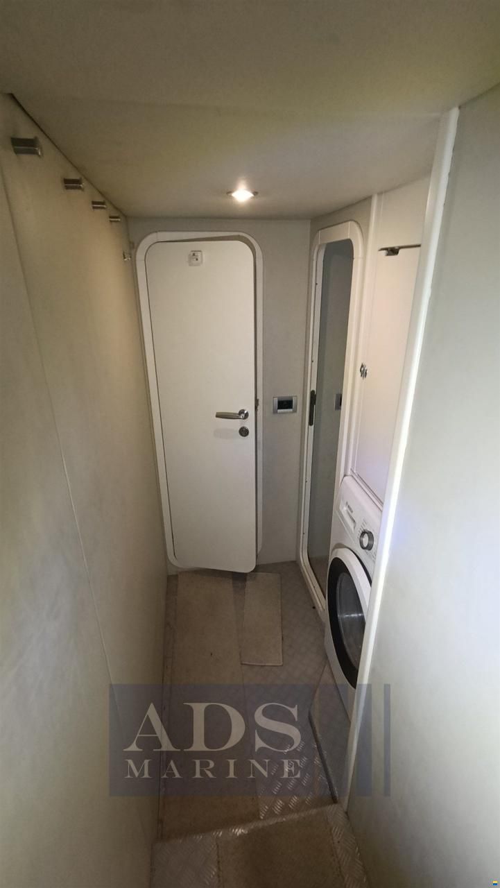 Ferretti 681
