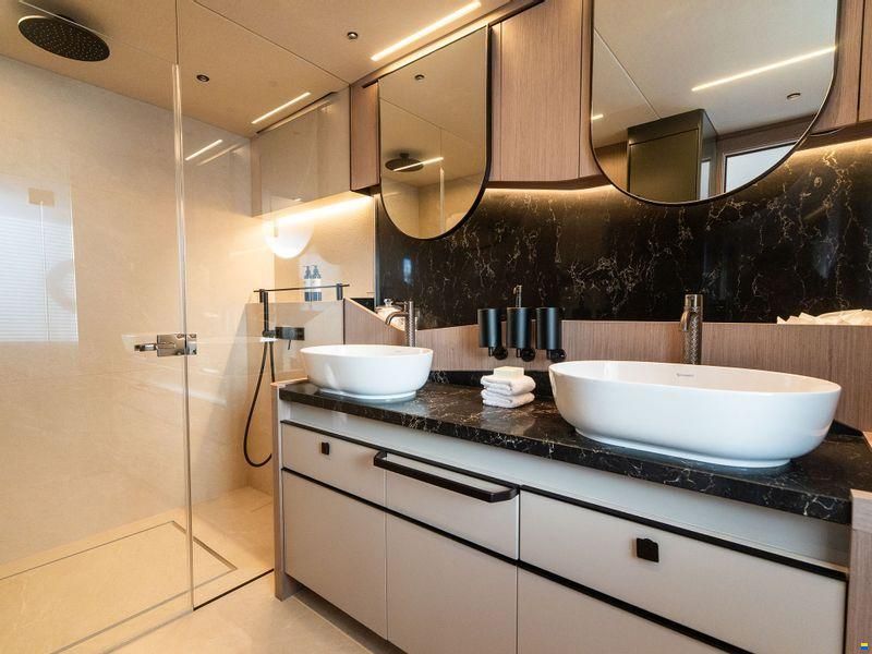 Sunseeker 100 Yacht