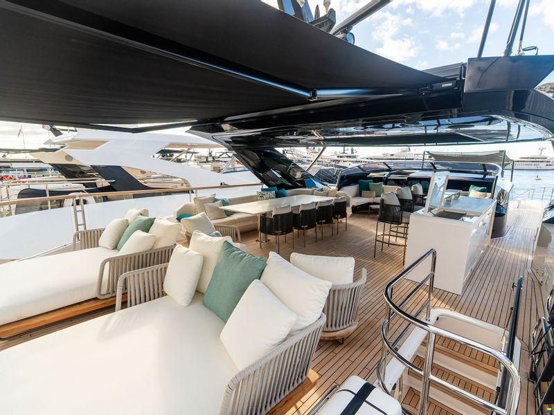 Sunseeker 100 Yacht