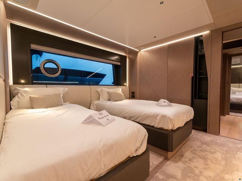 Sunseeker 100 Yacht