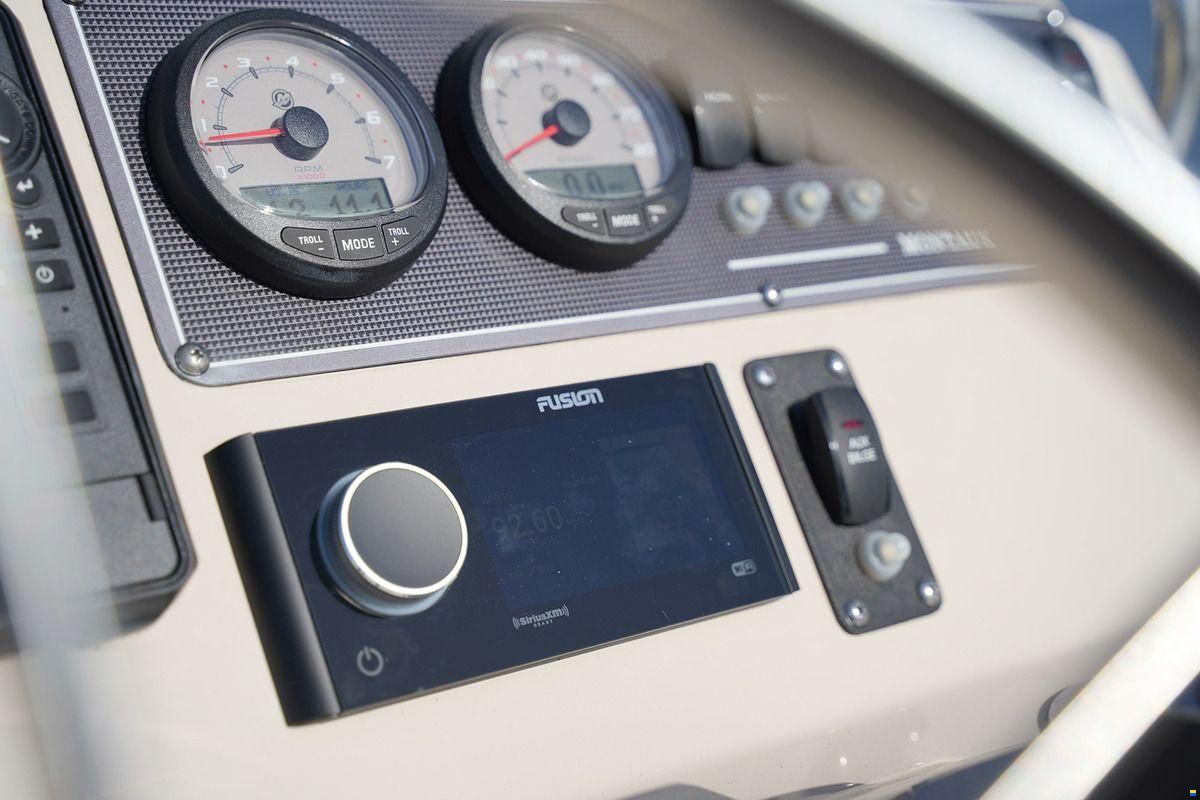 Boston Whaler 210 Montauk