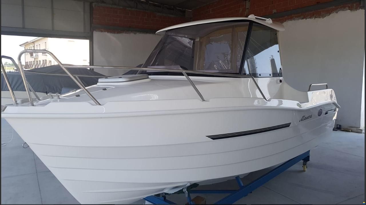 Manara 550 Pilothouse