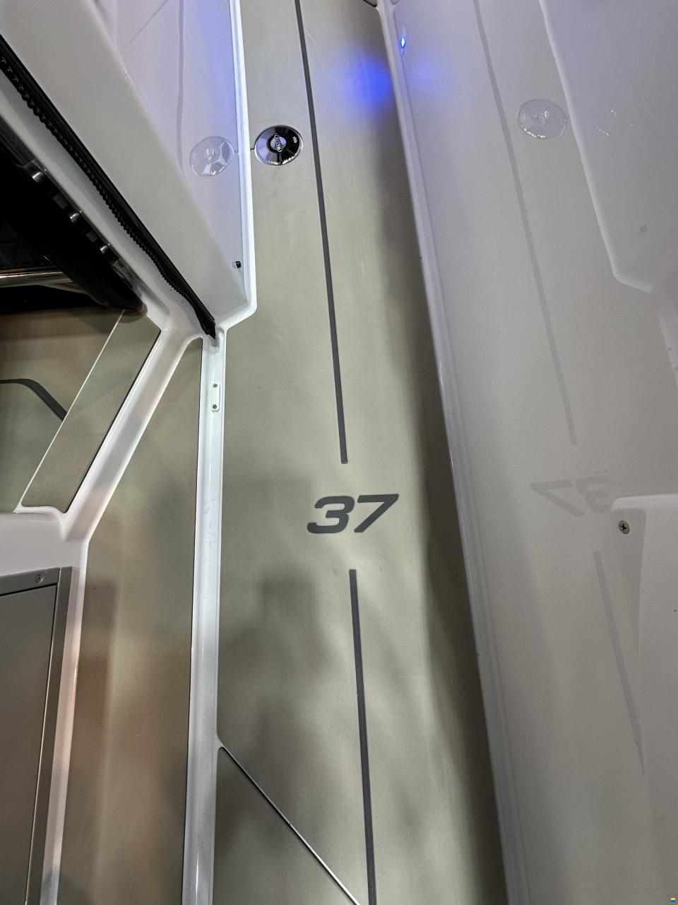 Axopar 37 Sun Top - Iconic Edition