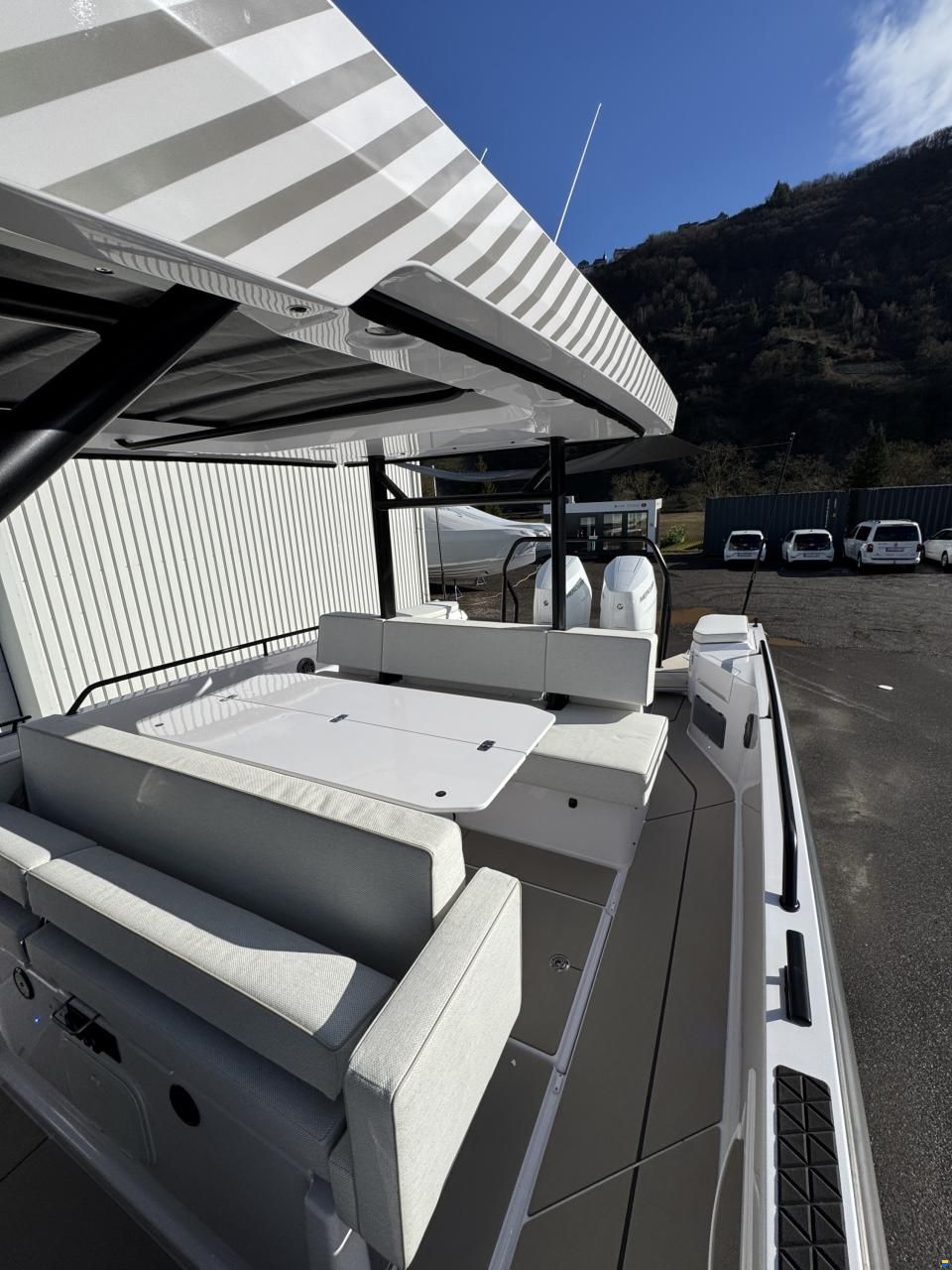 Axopar 37 Sun Top - Iconic Edition