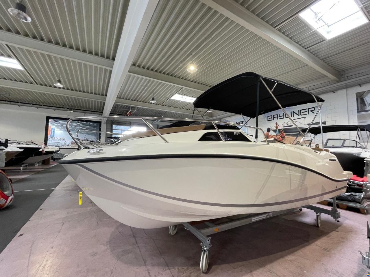 Quicksilver Activ 555 Cabin