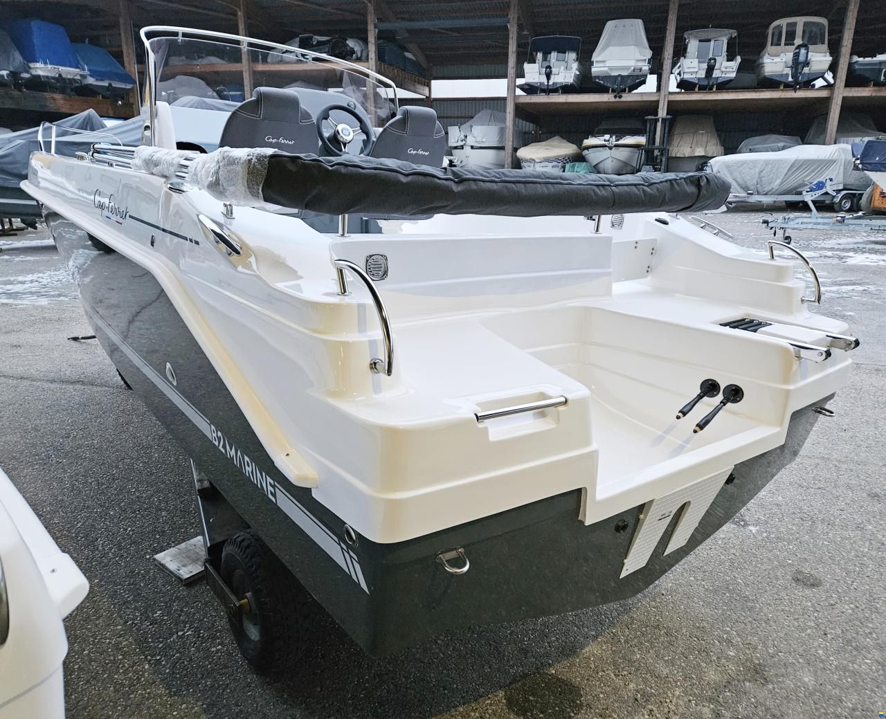 B2 Marine Cap Ferret 702 Open