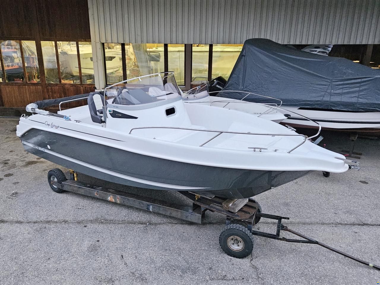 B2 Marine Cap Ferret 702 Open