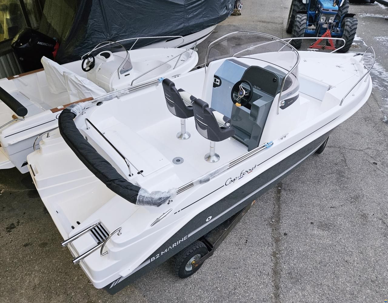 B2 Marine Cap Ferret 702 Open