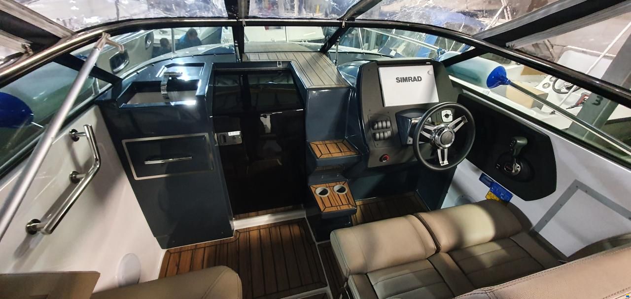 Flipper 670 Day Cruiser