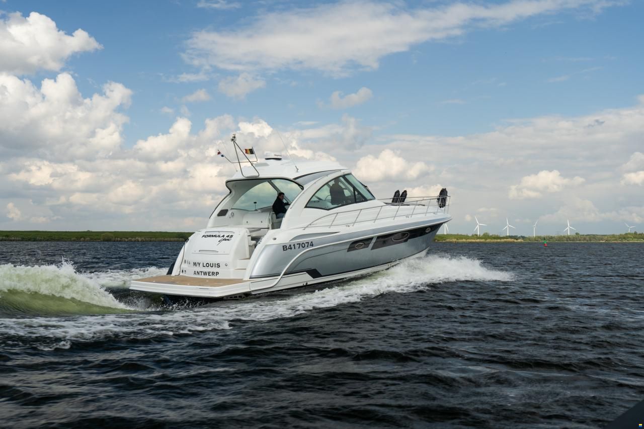 Formula 45 Yacht