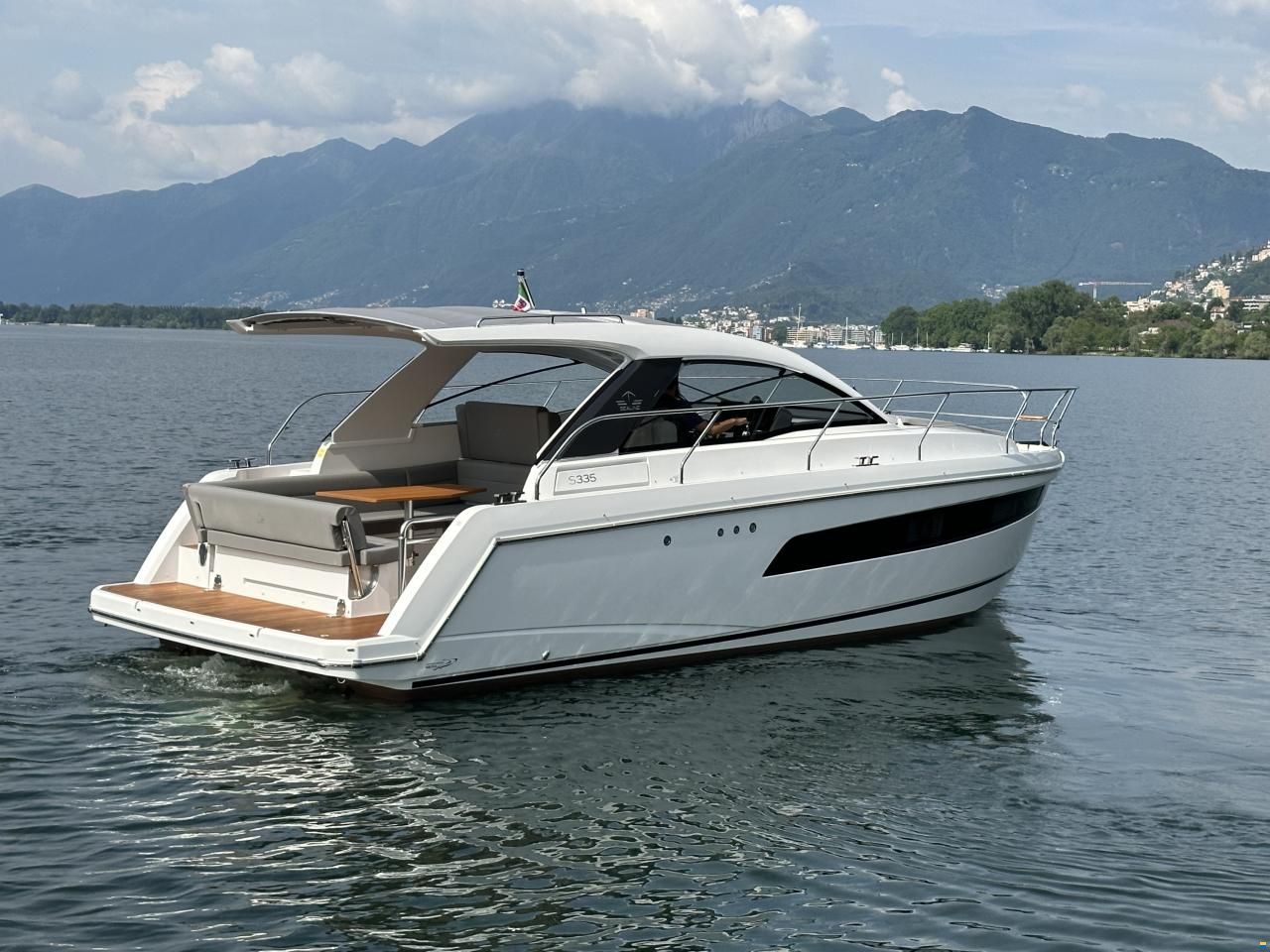 Sealine S335
