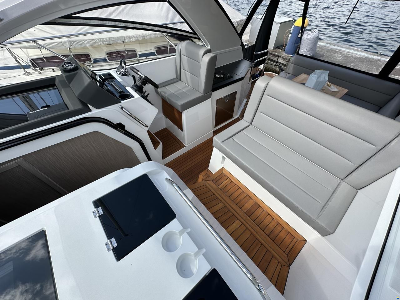 Sealine S335