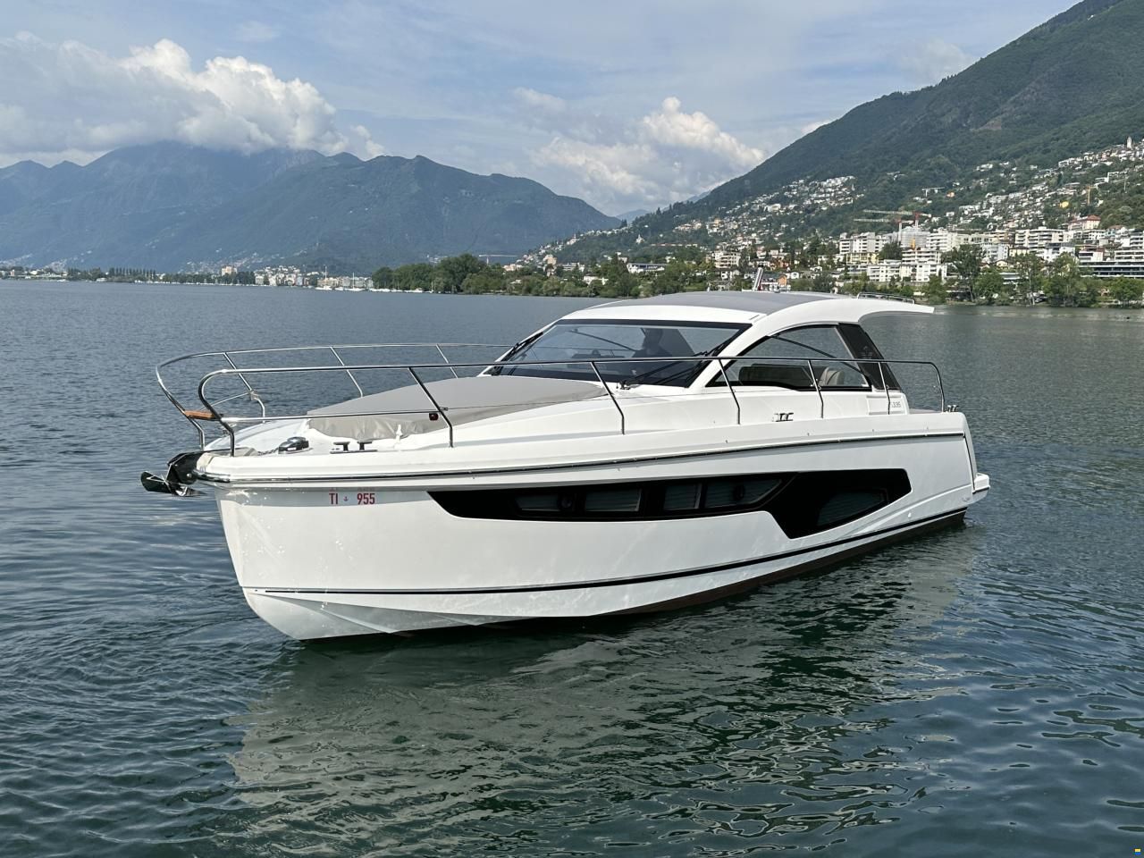 Sealine S335
