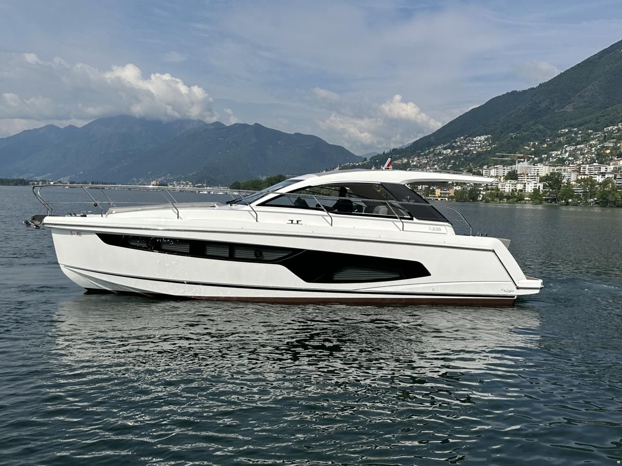 Sealine S335