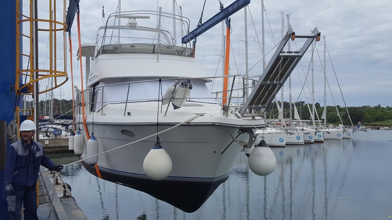 Carver 33 AFT Fly