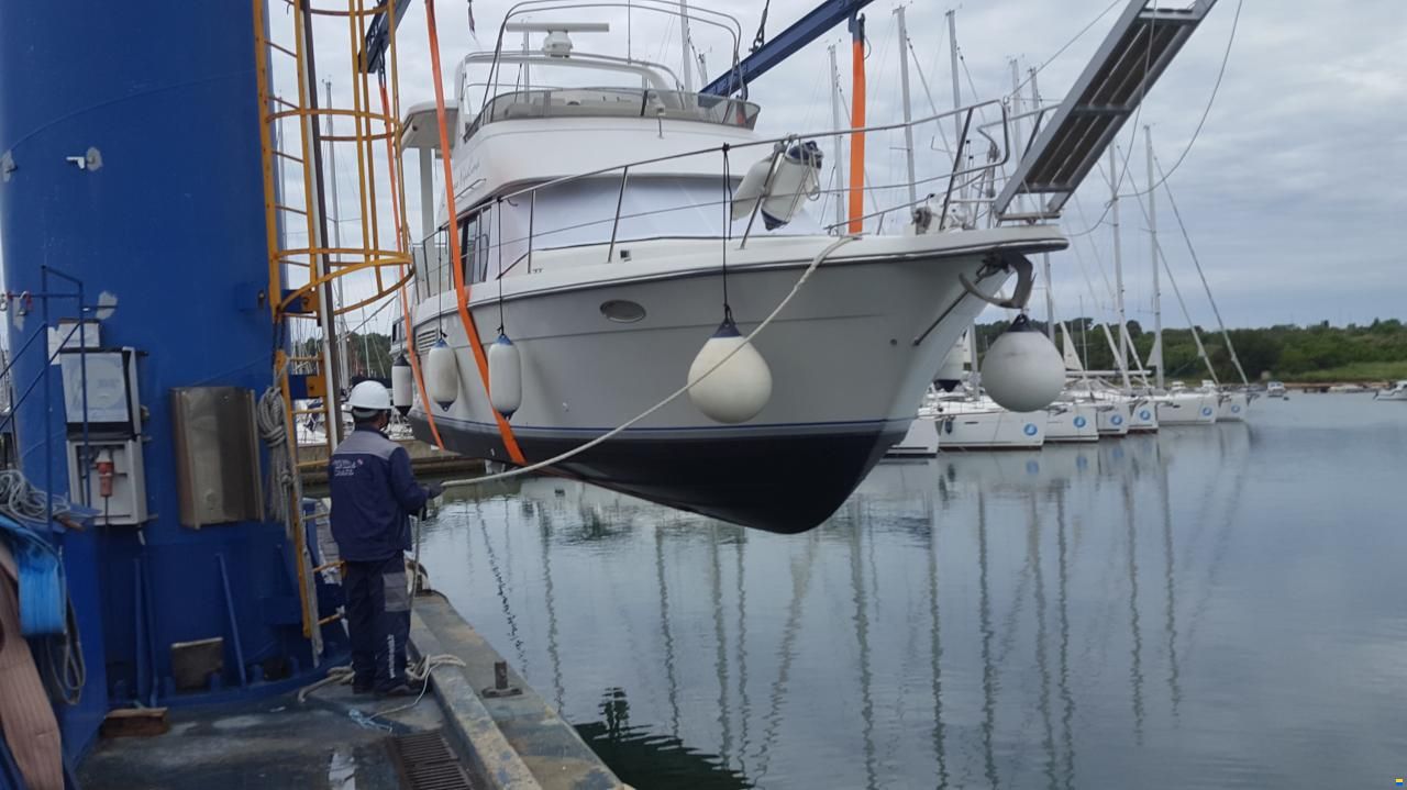 Carver 33 AFT Fly